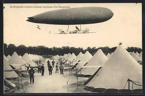 AK Le Dirigeable militaire au-dessus d`un Campement, Zeppelin