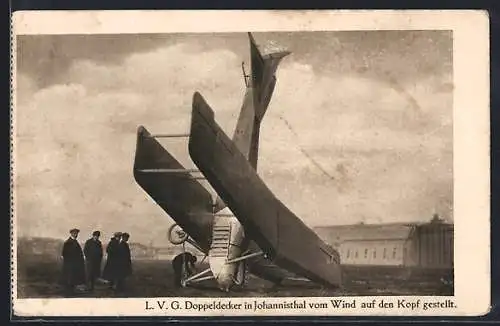 AK Berlin-Johannisthal, LVG Doppeldecker-Flugzeug vom Wind auf den Kopf gestellt