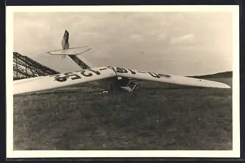 Foto-AK Wrack eines abgestürzten Segelflugzeuges