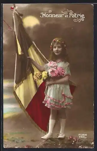 AK Honneur et Patrie, Mädchen mit Blumenstrauss und belgischer Nationalfahne