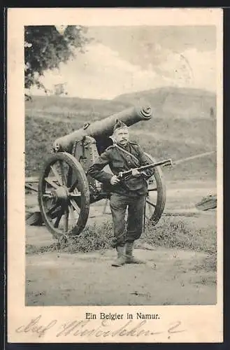 AK Namur, Belgischer Soldat mit Gewehr und aufgepflanztem Bajonett vor Feldgeschütz
