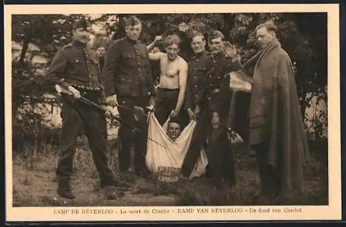 Foto-AK Camp de Beverloo, La mort de Charlot, belgische Soldaten spielen lustige Szene nach