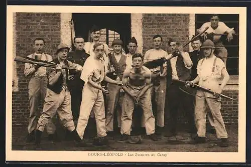 Foto-AK Bourg-Leopold, Les Zwanzes au Camp, belgische Soldaten necken einen Kameraden