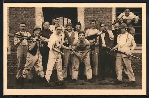 Foto-AK Bourg-Leopold, Les Zwanzes au Camp, belgische Soldaten necken einen Kameraden