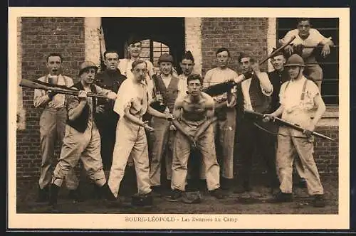 Foto-AK Bourg-Leopold, Les Zwanzes au Camp, belgische Soldaten necken einen Kameraden