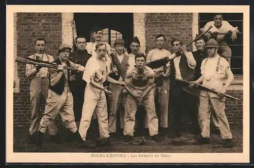 Foto-AK Bourg-Leopold, Les Zwanzes au Camp, belgische Soldaten necken einen Kameraden