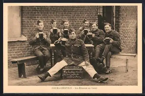Foto-AK Bourg-Leopold, Gruppenbild belgische Soldaten mit Biergläsern