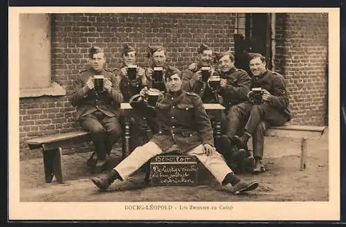Foto-AK Bourg-Leopold, Gruppenbild belgische Soldaten mit Biergläsern