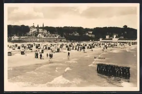 AK Heringsdorf / Ostseebad, Strandpartie mit Ortspanorama