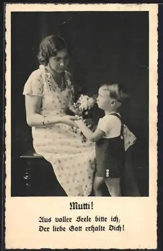AK Junge schenkt seiner Mutter Blumen zum Muttertag