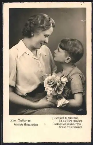 AK Kleiner Junge schenkt seiner Mutter Blumen zum Muttertag