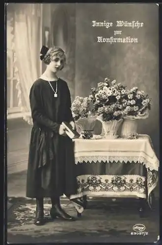 AK Konfirmandin in schwarzem Kleid mit Blumen, Konfirmation