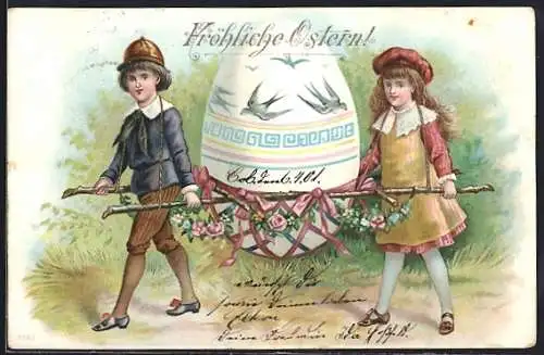 AK Kinder tragen ein bemaltes Osterei mit Blumenverzierung