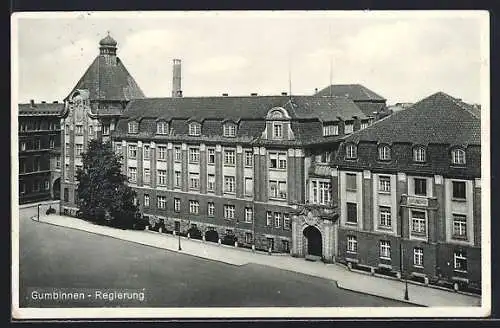 AK Gumbinnen, Strassenpartie am Regierungsgebäude