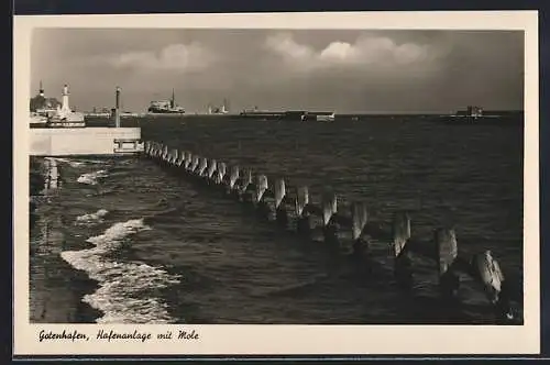 AK Gotenhafen / Gdynia, Hafenanlage mit Mole