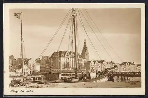 AK Elbing / Elblag, Am Hafen, Anliegendes Segelschiff mit flagge