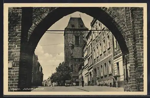 AK Thorn / Torun, Blick durch einen Torbogen zur Johanniskirche