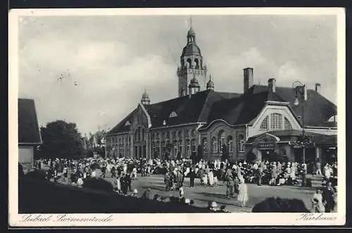 AK Swinemünde, Passanten vor dem Kurhaus