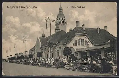 AK Swinemünde, Strassenpartie am Kurhaus mit Gästen