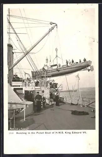 AK Kriegsschiff H.M.S. King Edward VII. hoisting the Picket Boat, Matrosen heben ein Beiboot an Deck