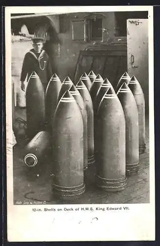 AK Kriegsschiff, H.M.S. King Edward VII. 12.in. Shells on Deck, Munition