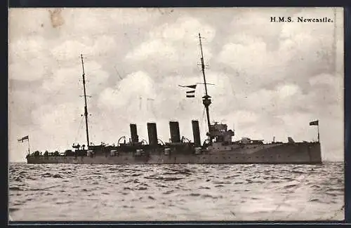 AK Britisches Kriegsschiff HMS Newcastle auf Steuerbord