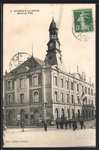 AK Romilly-sur-Seine, Hôtel de Ville avec horloge et passants