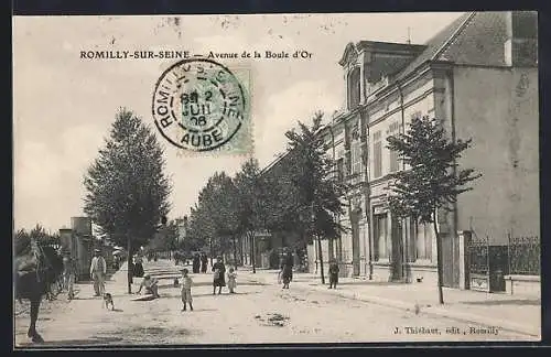 AK Romilly-sur-Seine, Avenue de la Boule d`Or animée avec passants et arbres alignés