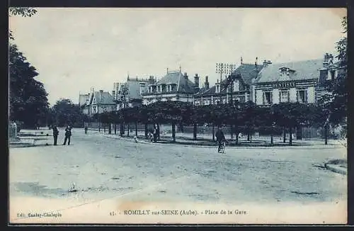 AK Romilly-sur-Seine, Place de la Gare avec bâtiments et passants