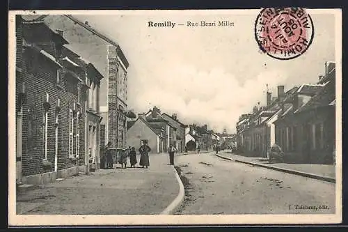 AK Romilly, Rue Henri Millet et passants dans la rue