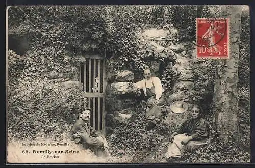 AK Romilly-sur-Seine, Le Rocher et ses habitants devant une grotte rustique