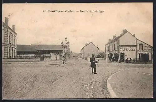 AK Romilly-sur-Seine, Rue Victor-Hugo avec le Café Joly et scène de rue animée