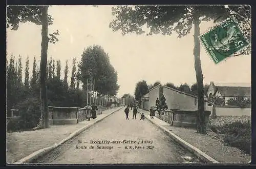AK Romilly-sur-Seine, Route de Sauvage avec passants et arbres alignés