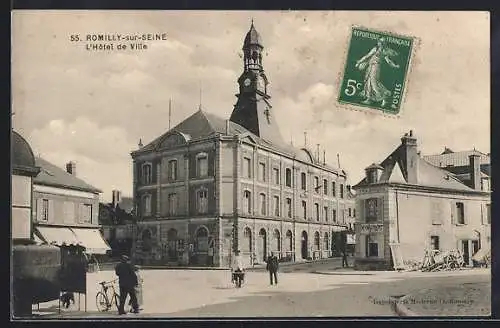 AK Romilly-sur-Seine, L`Hôtel de Ville avec passants et bicyclette