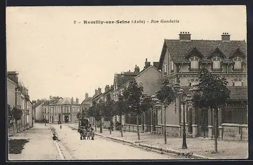 AK Romilly-sur-Seine, Rue Gambetta avec calèche et maisons bordées d`arbres