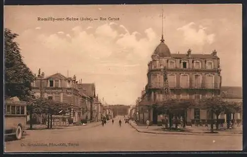 AK Romilly-sur-Seine, Rue Carnot avec bâtiments et arbres en perspective