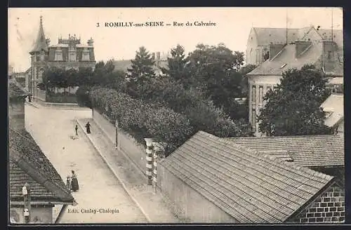 AK Romilly-sur-Seine, Rue du Calvaire avec bâtiments et arbres en perspective