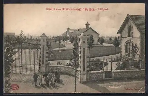 AK Romilly-sur-Seine, L`Hôpital avec grille d`entrée et groupe de personnes
