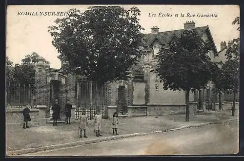 AK Romilly-sur-Seine, Les Écoles et la Rue Gambetta