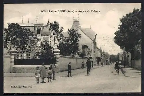 AK Romilly-sur-Seine, Avenue du Château avec passants et bâtiments historiques