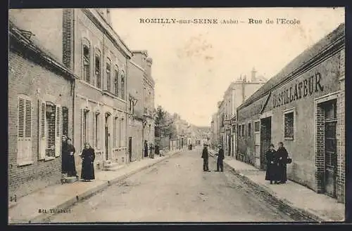AK Romilly-sur-Seine, Rue de l`École animée avec passants et bâtiments historiques