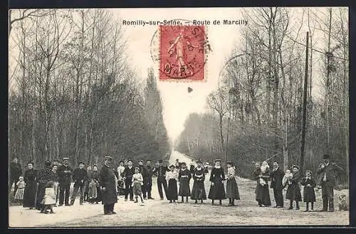 AK Romilly-sur-Seine, Route de Marcilly avec groupe de personnes