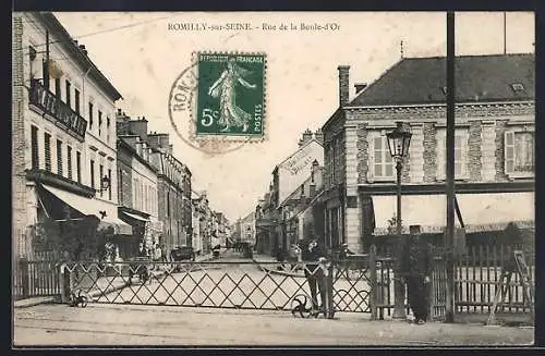 AK Romilly-sur-Seine, Rue de la Boule-d`Or avec barrière et passants