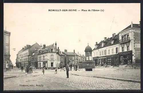 AK Romilly-sur-Seine, Place de l`Union avec bâtiments et passants