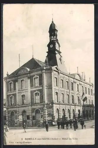 AK Romilly-sur-Seine, Hôtel de Ville avec horloge et passants sur la place