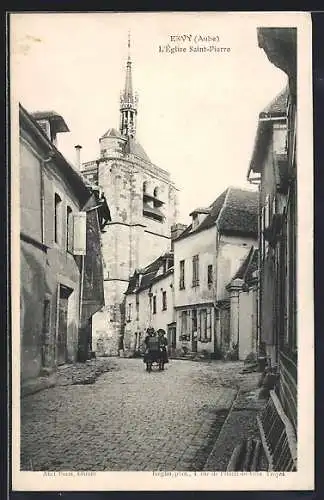 AK Ervy, L`Église Saint-Pierre et rue pittoresque avec passants