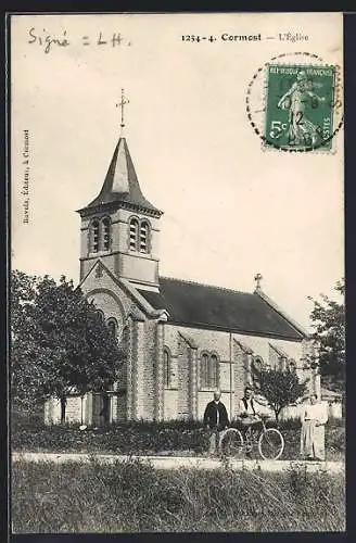 AK Cormost, L`Église avec des personnes devant l`entrée