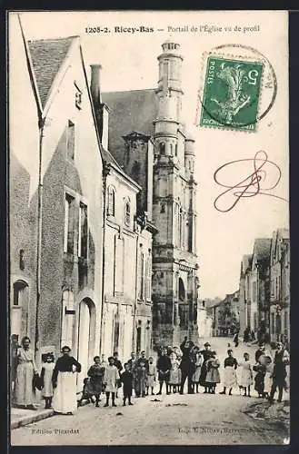 AK Ricey-Bas, Portail de l`église vu de profil avec habitants devant l`entrée