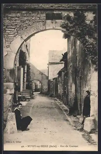 AK Mussy-sur-Seine, Rue du Couvent avec passage voûté et habitants assis