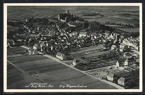 AK Ranis /Th., Ortsansicht mit Kaiserpfalz und Feldern, Fliegeraufnahme